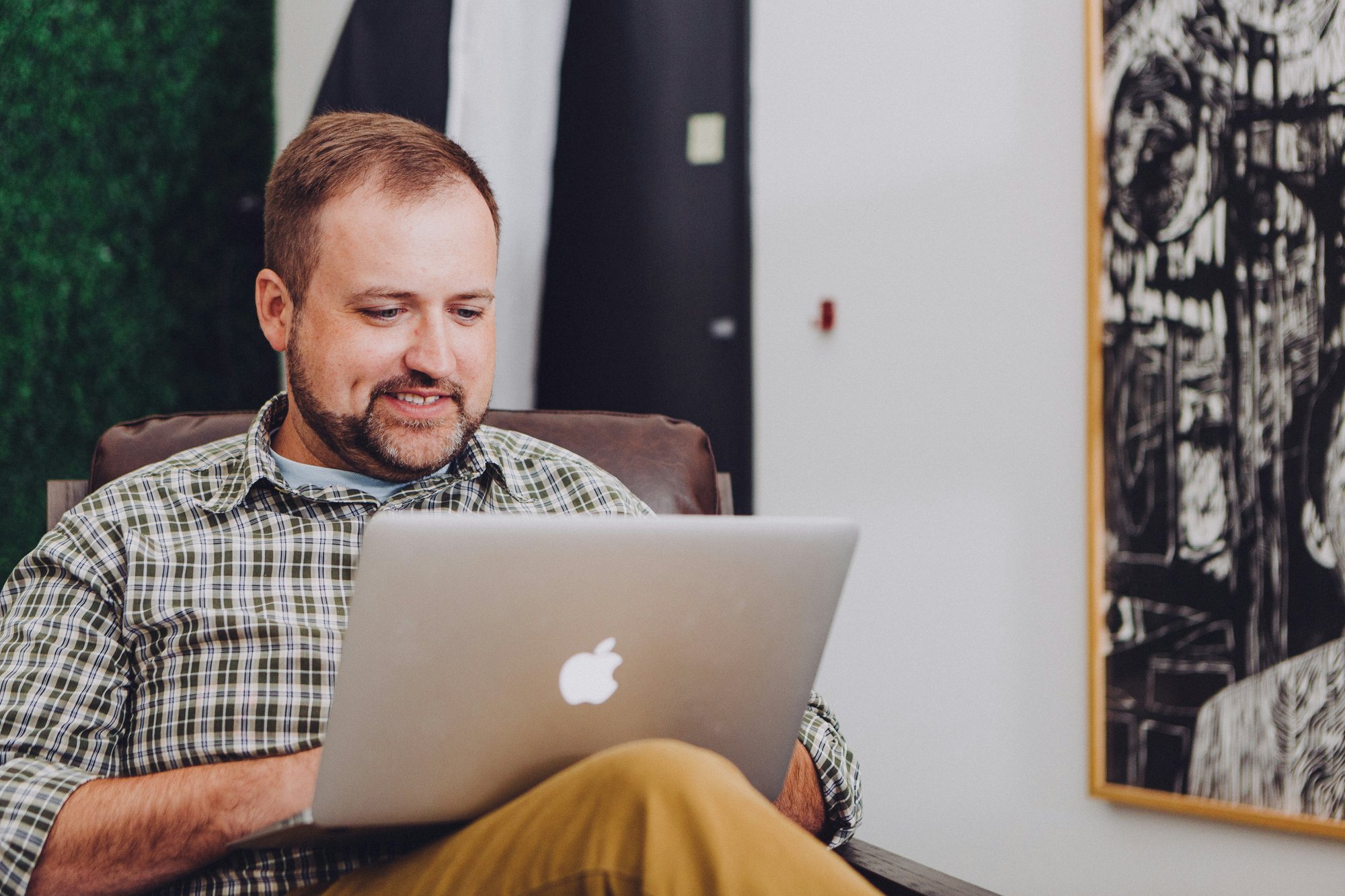 Mann mit Laptop